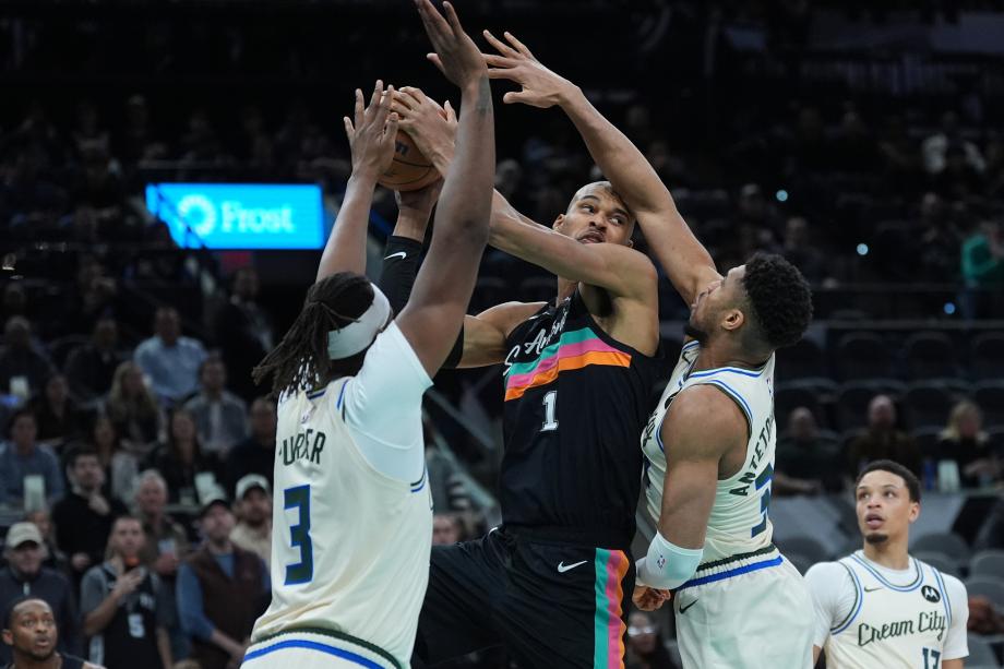 玩法-文班5记三分砍22+10字母哥21分 马刺送雄鹿3连败